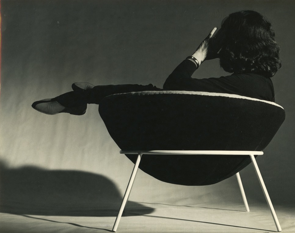 Autorka siedząca w oryginalnym fotelu. Foto F. Albuquerque